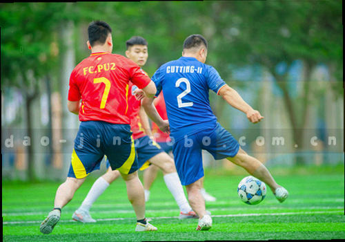 盾牌与锁的抽象组合，背景是水波纹
